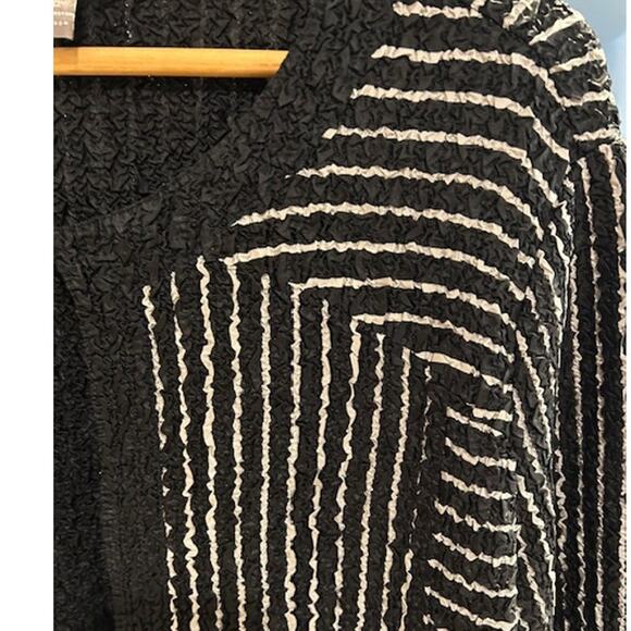 CHICO'S Black White TRAVELERS COLLECTION Cardigan Jacket Lightweight Sz 1 MEDIUM - Picture 3 of 9